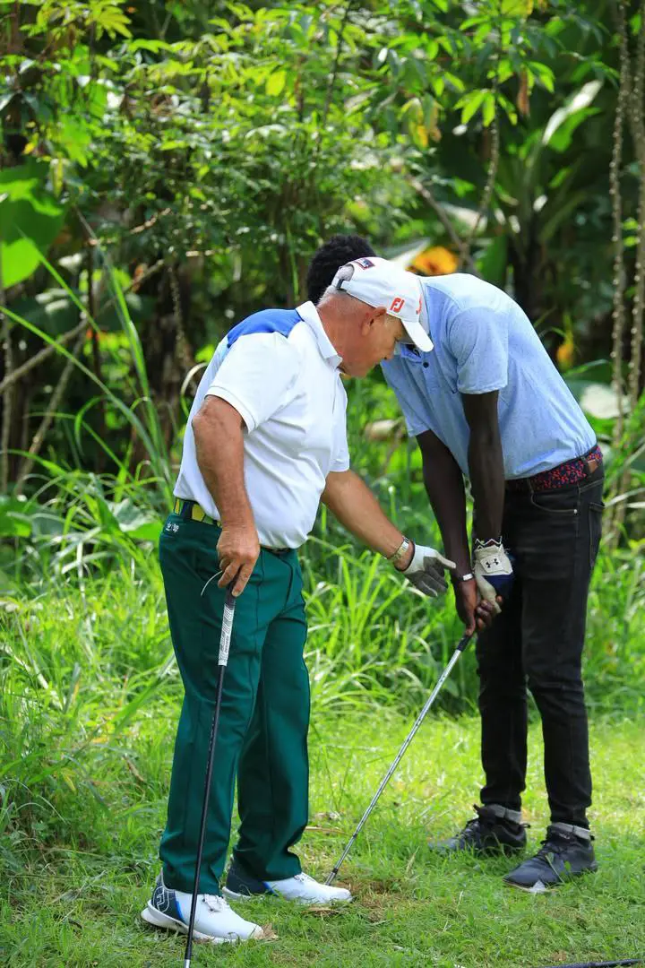 Philippe Corsaletti accompagne un junior élite au golf