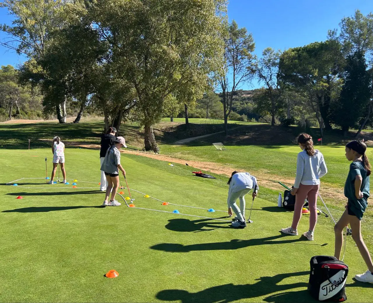 Philippe Corsaletti encadre un stage international de golf junior bilingue